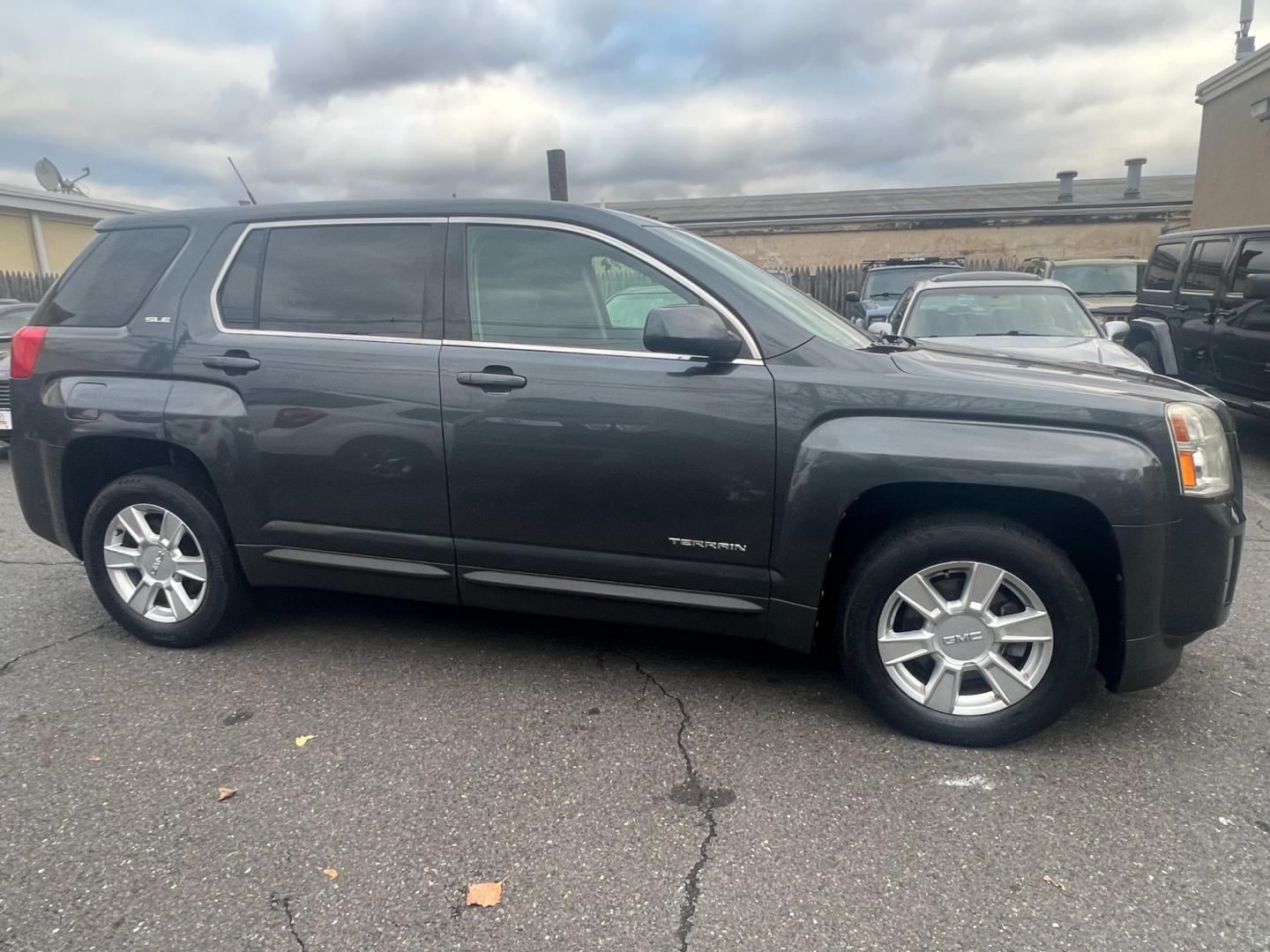 2011 charcoal /Gray GMC Terrain SLE1 FWD (2CTALMEC0B6) with an 2.4L L4 DOHC 16V engine, 6 SPEED AUTOMATIC transmission, located at 1018 Brunswick Ave, Trenton, NJ, 08638, (609) 989-0900, 40.240086, -74.748085 - Photo#3